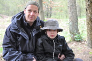 Vater und Sohn im Wildnis Camp